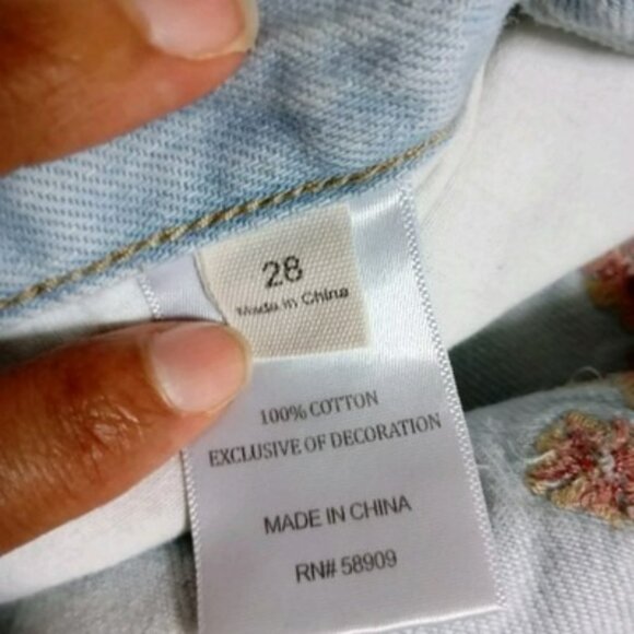 Chelsea and Violet Size 28 Distressed Floral Embroidered Denim Shorts Women Blue - Picture 3 of 12